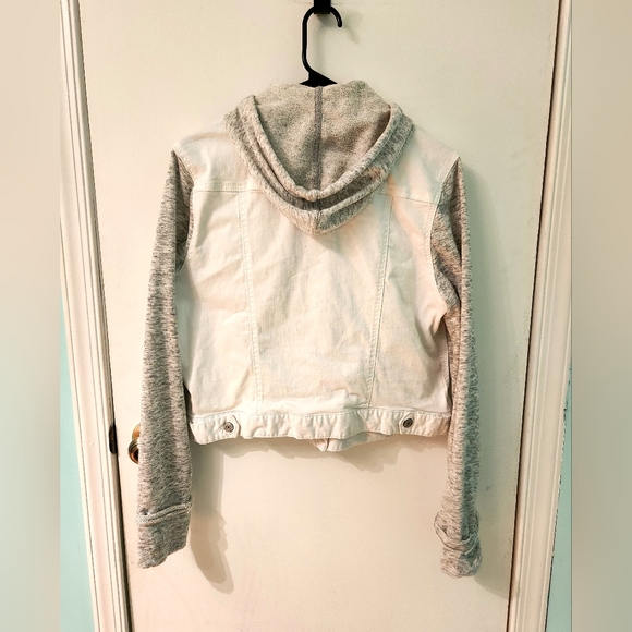 Juniors cropped jean jacket - Picture 2 of 3